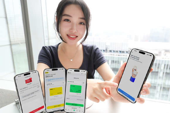 모델이 KT 토스페이 자동납부 서비스를 소개하고 있다. [사진=KT]