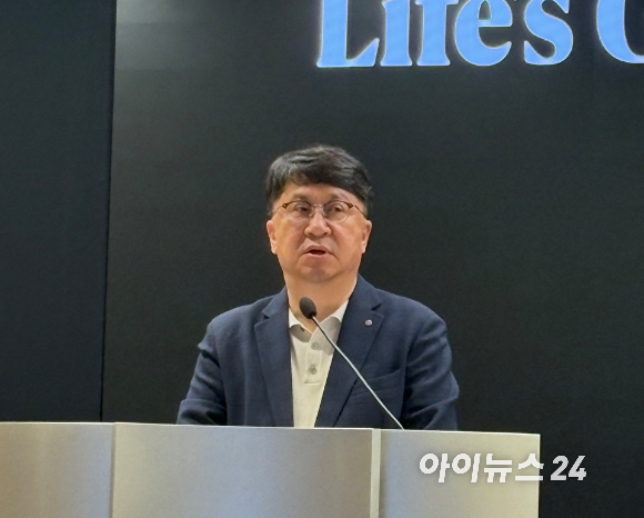 류재철 LG전자 최고경영자가 23일 서울 여의도 LG트윈타워에서 열린 제24기 정기 주주총회에서 '2026년 사업 전략'을 설명하고 있다. [사진=권서아 기자]