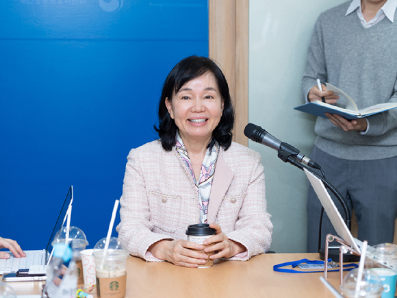 송경희 개인정보보호위원회 위원장이 20일 정부 서울청사에서 기자들의 질문에 답하고 있다. [사진=개인정보보호위원회]