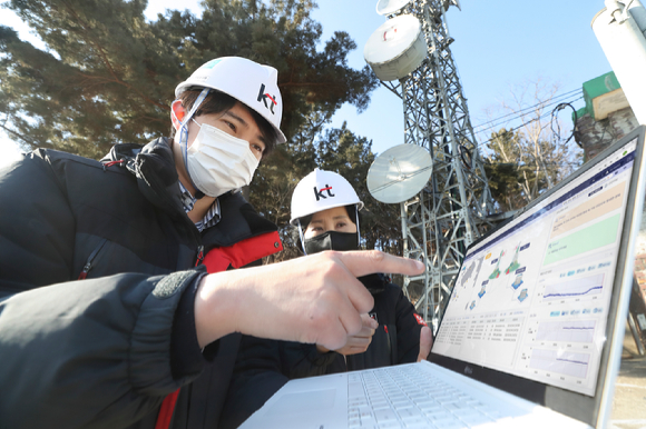 KT 직원들이 닥터 마이크로웨이브 솔루션을 사용하여 관제하는 모습 [사진=KT]