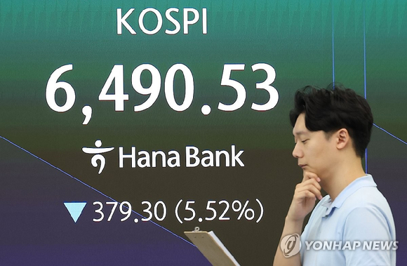 19일 서울 중구 하나은행 딜링룸 [사진=연합뉴스]