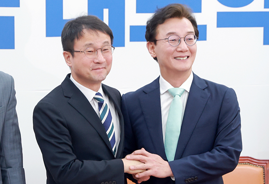 더불어민주당 한병도 원내대표가 24일 국회에서 열린 부산 글로벌허브도시 조성에 관한 특별법안 관련 간담회에 참석해 민주당 전재수 의원과 악수하고 있다. 2026.3.24 [사진=연합뉴스]