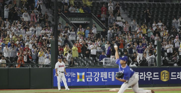 14일 사직구장에서 열린 2023 KBO 퓨처스 올스타전 북부리그와 남부리그의 경기 도중 관중들이 선수들의 플레이에 응원을 보내고 있다. [사진=뉴시스]