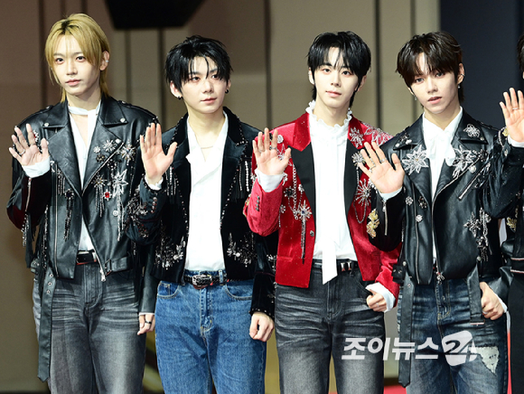 그룹 아홉(AHOF)이 25일 오후 인천광역시 중구 운서동 인스파이어 아레나에서 열린 '2025 SBS 가요대전' 레드카펫 행사에 참석하고 있다. [사진=정소희 기자]