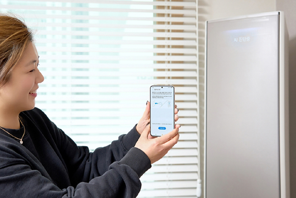 삼성전자서비스 엔지니어가 에어컨 사전 점검을 하고 있다. [사진=삼성전자서비스]