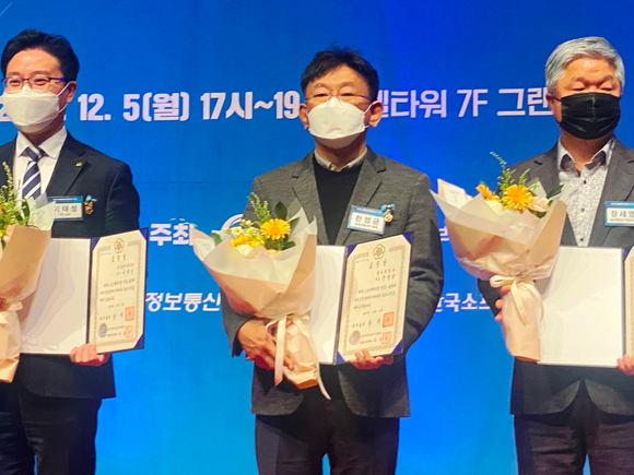 대한민국 SW대상 부문 대통령상을 수상한 원투씨엠 한정균 대표(가운데) [사진=원투씨엠]