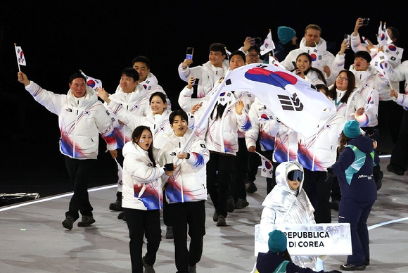 이탈리아 밀라노 산시로 스타디움에서 열린 2026 밀라노-코르티나담페초 동계올림픽 개회식. 대한민국 기수인 피겨 차준환과 스피드스케이팅 박지우가 태극기를 들고 입장하고 있다. [사진=연합뉴스]