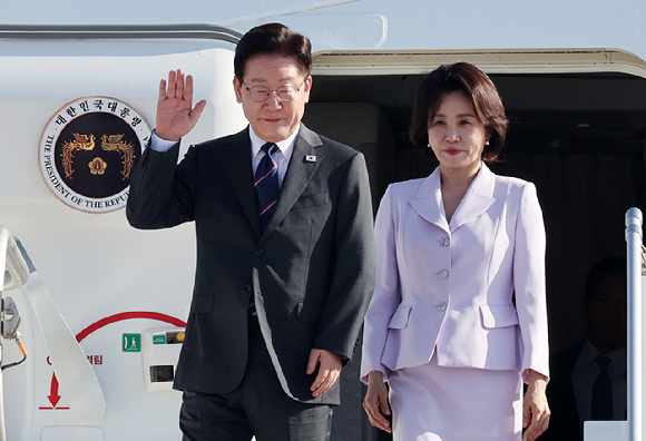 프랑스를 국빈 방문한 이재명 대통령과 김혜경 여사가 6일(현지시간) 프랑스 니스 코트다쥐르 공항에 도착한 공군 1호기에서 환영객에게 인사하고 있다. 2026.9.7 [사진=연합뉴스]