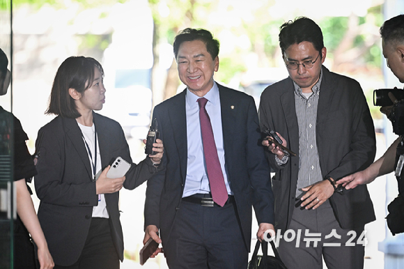 김건희 여사에게 선거 지원 대가로 260만원대 로저비비에 가방을 선물한 혐의로 기소된 김기현 국민의힘 의원이 22일 서울 서초구 서울중앙지법에서 열린 공판에 출석하고 있다. [사진=사진공동취재단]