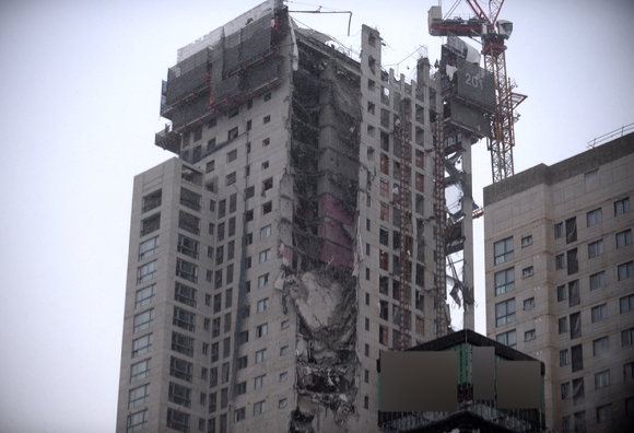 11일 오후 3시 47분께 광주 서구 화정동 한 고층아파트 신축 현장 외벽이 무너져 내렸다. [사진=뉴시스]