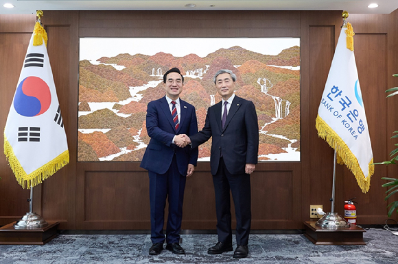 박홍근 기획예산처 장관이 14일 서울시 중구 한국은행을 찾아 신현송 한은 총재와 회동을 가졌다. [사진=한국은행]
