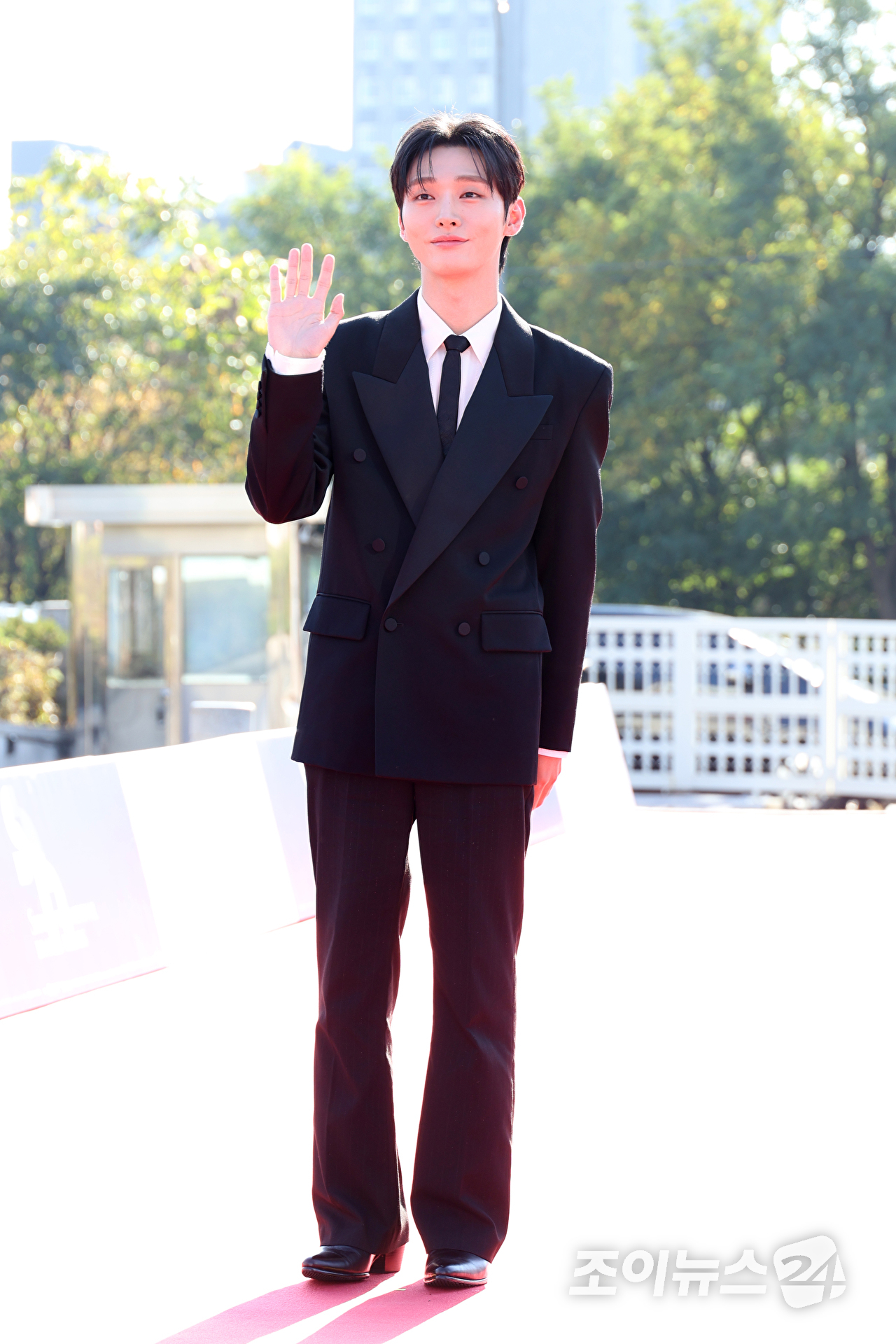 그룹 워너원 윤지성이 8일 오후 서울 영등포구 여의도 KBS홀에서 진행된 '서울드라마어워즈 2026'에 참석해 레드카펫을 밟고 있다. [사진=문수지 기자]