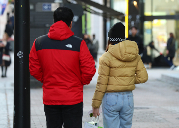 서울 중구 명동거리에서 두꺼운 외투를 입은 외국인 관광객들이 발걸음을 옮기고 있다. [사진=뉴시스]