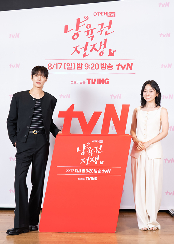 그룹 하이라이트 윤두준, 배우 김슬기가 지난 11일 오후 온라인 생중계로 진행된 tvN 'O&rsquo;PENing(오프닝) 2025' 스페셜 토크에 참석해 포즈를 취하고 있다. [사진=CJ ENM]