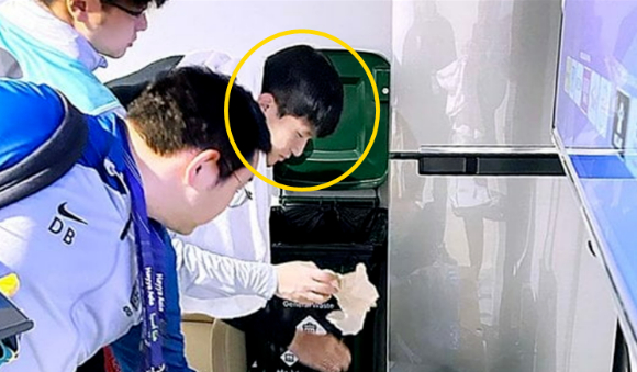 한국 대표팀 수비수 김민재가 관계자들과 함께 도핑룸을 청소하고 있다. [사진=대한축구협회 제공]