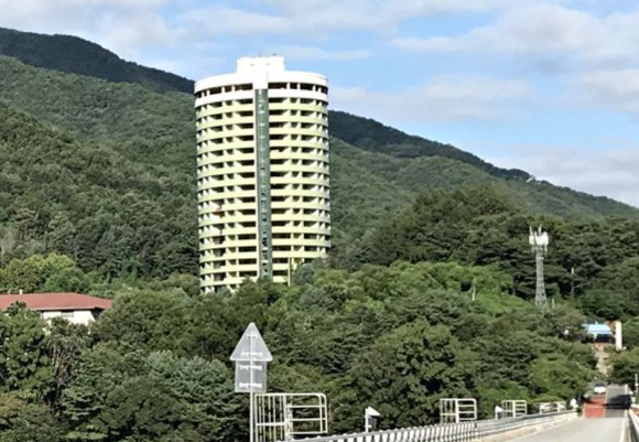 충주 한 폐리조트 옥상에서 30대 시신이 발견돼 경찰이 수사 중이다. 사진은 해당 폐리조트. [사진=연합뉴스]