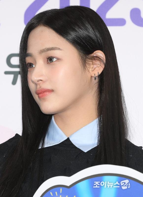 그룹 뉴진스 민지가 16일 오전 서울특별시청에서 열린 서울홍보대사 감사패 수여 및 위촉식에 참석해 포토타임을 갖고 있다. [사진=정소희 기자]