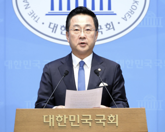 박성준 더불어민주당 수석대변인이 국회 소통관에서 브리핑하고 있다. [사진=연합뉴스]