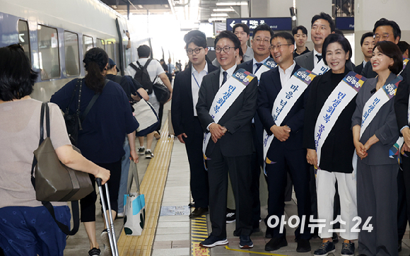 더불어민주당 김민석 대표와 한병도 원내대표를 비롯한 최고위원들이 23일 오전 서울 용산구 용산역에서 시민들을 만나 추석 명절 귀성 인사를 하고 있다. [사진=곽영래 기자]