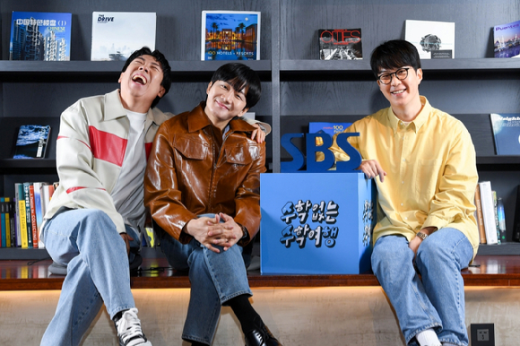 최보필 PD, 방송인 이용진 양세찬이 9일 서울 마포구 합정동 모처에서 열린 SBS 새 예능 '수학 없는 수학여행' 제작발표회에서 포즈를 취하고 있다. [사진=SBS]