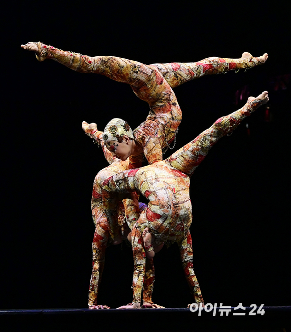 15일 오후 서울 잠실종합운동장 내 빅탑에서 열린 태양의서커스 '쿠자(KOOZA)' 프레스 컨퍼런스에서 배우들이 환상적인 무대를 선보이고 있다. [사진=정소희 기자]