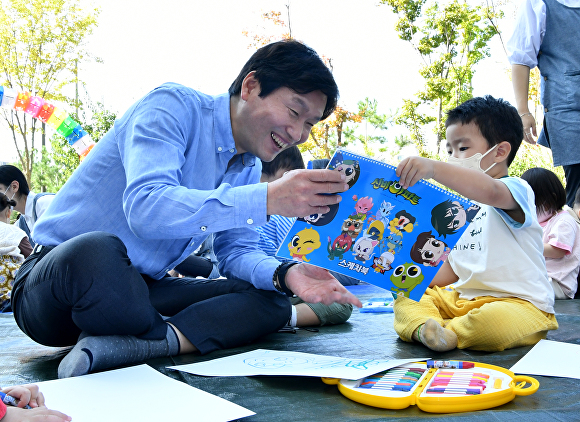 조현일 경산시장이 지역 아동들과 즐거운 한 때를 보내고 있다. [사진=경산시]