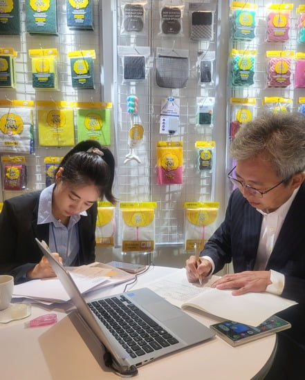 정허헌 인산 대표(오른쪽)가 말레이시아에서 수출 상담하는 모습. [사진=인산]