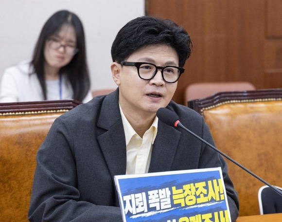 무소속 한동훈 의원이 30일 국회에서 야당 단독으로 개최한 외교통일위원회 전체 회의에서 비무장지대(DMZ)에서 발생한 북한 지뢰추정 폭발 사고 정부 대응을 비판하는 발언을 하고 있다. [사진=연합뉴스]