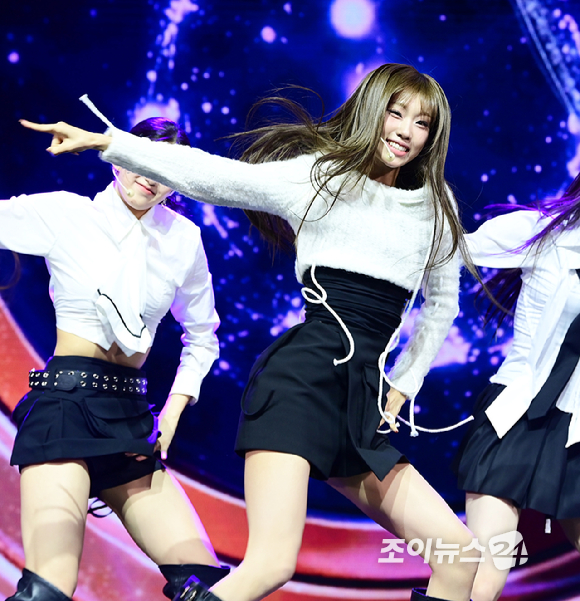 그룹 이즈나 최정은이 25일 오후 서울 광진구 광장동 예스24라이브홀에서 열린 izna(이즈나) 미니 1집 'N/a' 발매 기념 데뷔 쇼케이스에 참석해 멋진 무대를 선보이고 있다. [사진=정소희 기자]