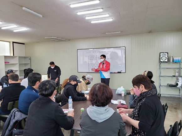 16일 문충운 국민의힘 포항시장 예비후보가 오천문덕상가번영회를 찾아 소상공인과 자영업자들의 목소리를 듣기 위한 현장 민청투어를 벌이고 있다. [사진=문충운 포항시장 예비후보 사무실]