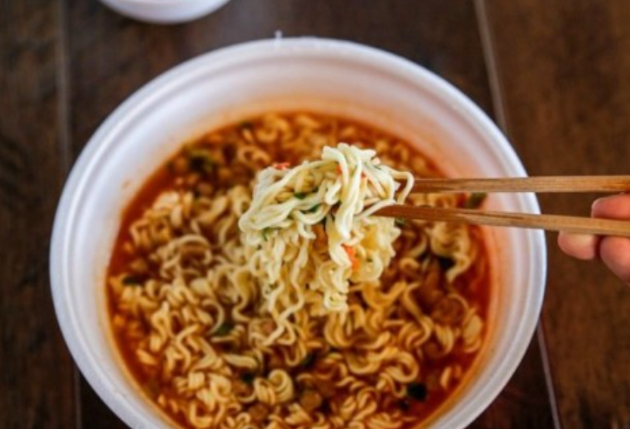 경북 안동의 한 아파트에서 누군가 고층에서 컵라면을 던져 행인이 국물을 뒤집어쓰는 일이 벌어졌으나 피해자가 처벌을 원치 않아 해프닝으로 끝났다. 사진은 컵라면. [사진=My Korean Kitchen]