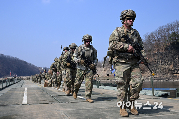 20일 경기 연천군 임진강 일대 석은소 훈련장에서 열린 한미 연합 제병협동 도하훈련에서 한국형 자주도하장비 수룡이 투입되고 있다. 2025년 전반기 한미 연합연습의 일환으로 실시된 이번 훈련에는 국군 5·7공병여단과 미2사단, 한미연합사단 등 총 600여 명의 장병이 참가했다. [사진=사진공동취재단]