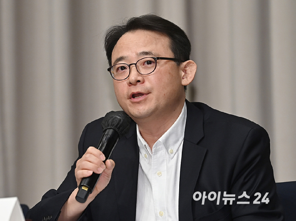 이규봉 경영지원총괄 전무, 전상진 경영총괄, 김수환 대외협력본부장 부사장, 양종환 신세계 감사팀장상무가 26일 서울 강남구 조선팰리스 호텔에서 열린 스타벅스 5.18 '탱크데이' 마케팅 관련 진상조사 결과를 설명하고 있다. [사진=곽영래 기자]