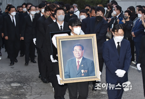 故 송해의 영결식 및 발인이 10일 오전 서울 종로구 연건동 서울대학교병원 장례식장에서 엄수됐다. [사진=김성진 기자]