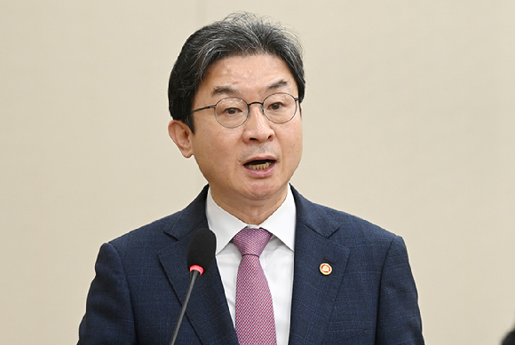 이억원 금융위원장이 29일 서울 여의도 국회에서 열린 정무위원회 전체 회의에서 업무 보고를 하고 있다. [사진=곽영래 기자]