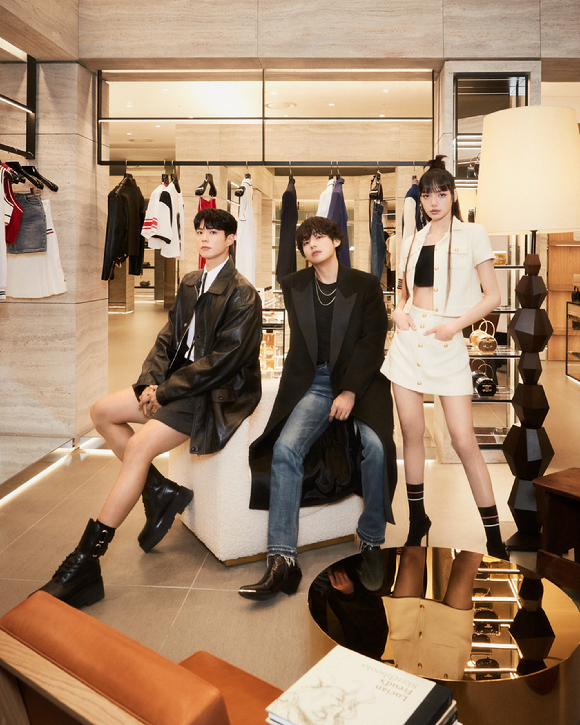 지난달 30일 파리 럭셔리 브랜드 셀린느(CELINE)가 더현대 서울에 팝업 스토어를 오픈했다. 이 자리에는 블랙핑크 리사, 배우 박보검, 방탄소년단 뷔가 함께 했다. [사진=셀린느]