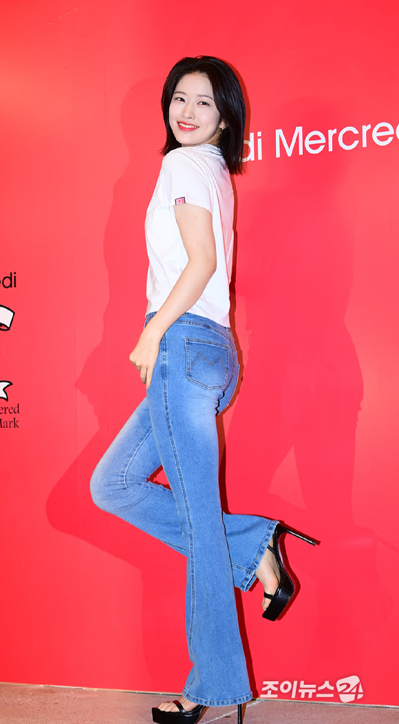 그룹 아이브 안유진이 18일 오전 서울 용산구 한남동에서 열린 마르디 메크르디 데님 컬렉션 팝업스토어 포토콜 행사에 참석하고 있다. [사진=정소희 기자]