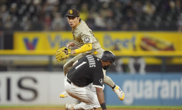 MLB 샌디에이고에서 뛰고 있는 김하성은 30일(한국시간) 열린 시카고 화이트삭스와 원정 경기에 2루수 겸 5번 타자로 선발 출전했다. 그는 이날 타석에서 3타수 무안타 2볼넷을 기록했다. [사진=뉴시스]