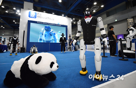19일 서울 강남구 코엑스에서 열린 'AI 서밋 서울 앤 엑스포2026(AISE 2026)'에서 화인로보틱스 부스에서 관계자가 휴머노이드 로봇 시연을 선보이고 있다. [사진=곽영래 기자]