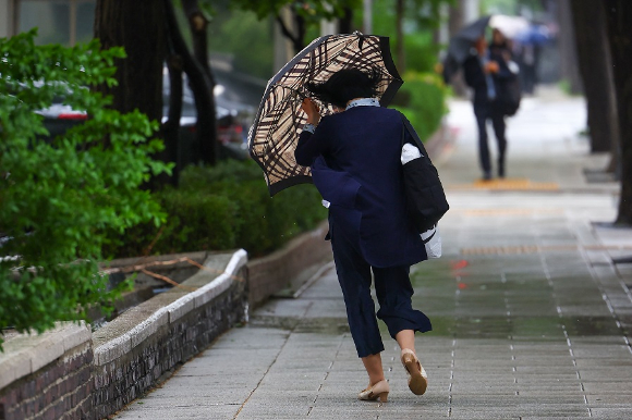 비 내리는 날씨 속 우산을 쓴 시민들이 길을 가고 있다. [사진=연합뉴스]