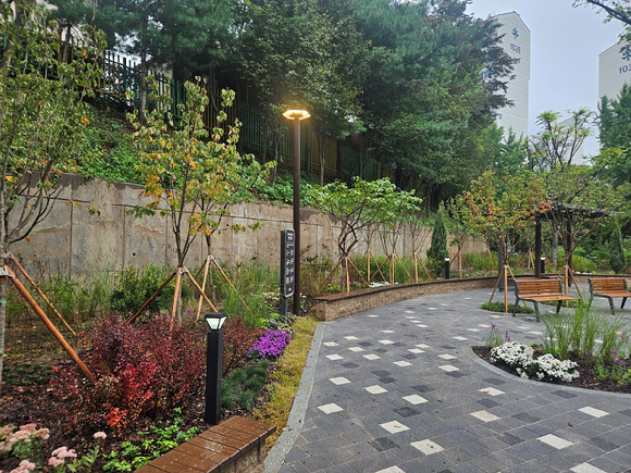 양명초 후문 옆 쉼터 정원모습. [사진=양천구]