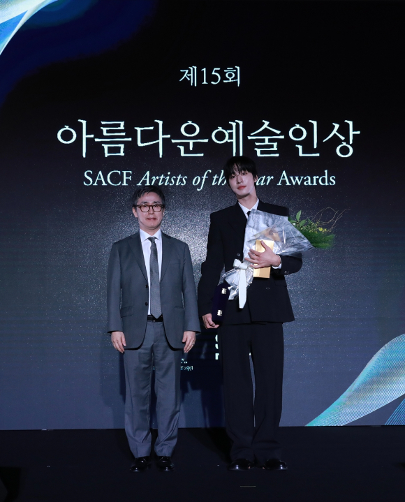 제15회 아름다운예술인상을 수상자 인순이 황기성 곽지숙 안효섭, (재)신영균예술문화재단 임원진 [사진= (재)신영균예술문화재단 ]