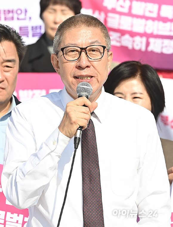 박형준 부산시장이 지난 3월 23일 서울 여의도 국회 본관 계단에서 부산 발전 특별법안, 부산 글로벌허브도시 특별법 조속 제정 촉구 삭발식에서 발언하고 있다. [사진=곽영래 기자]