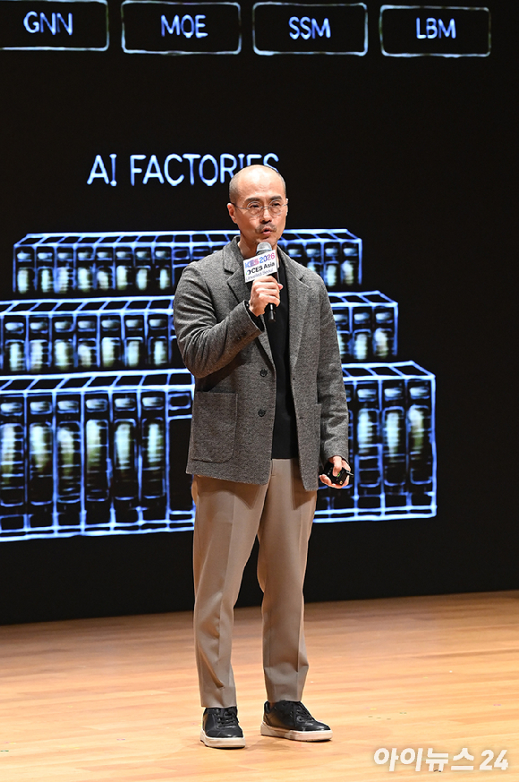 정소영 엔비디아코리아 대표가 13일 서울 강남구 코엑스에서 열린 한국전자전 2026 기조연설에서 '엔비디아 AI가 이끄는 새로운 산업 혁명'을 주제로 발표하고 있다. [사진=곽영래 기자]