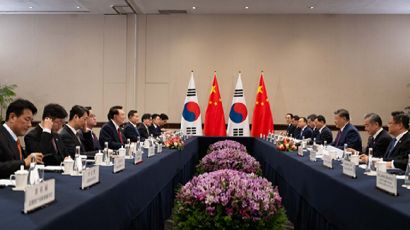 윤석열 대통령이 15일(현지시간) 페루 리마 한 호텔에서 시진핑 중국 국가주석과 아시아태평양경제협력체(APEC) 정상회의 계기 한-중 정상회담을 하고 있다. [사진=뉴시스]