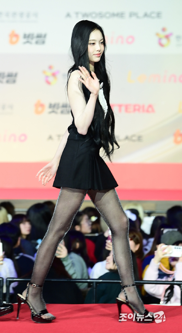 그룹 하츠투하츠(Hearts2Hearts) 이안이 25일 오후 인천광역시 중구 운서동 인스파이어 아레나에서 열린 '2025 SBS 가요대전' 레드카펫 행사에 참석하고 있다. [사진=정소희 기자]