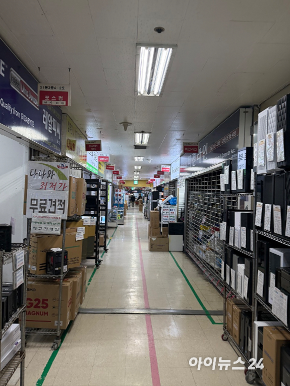 용산 전자상가 노트북 매장에 진열된 제품들. [사진=권서아 기자]