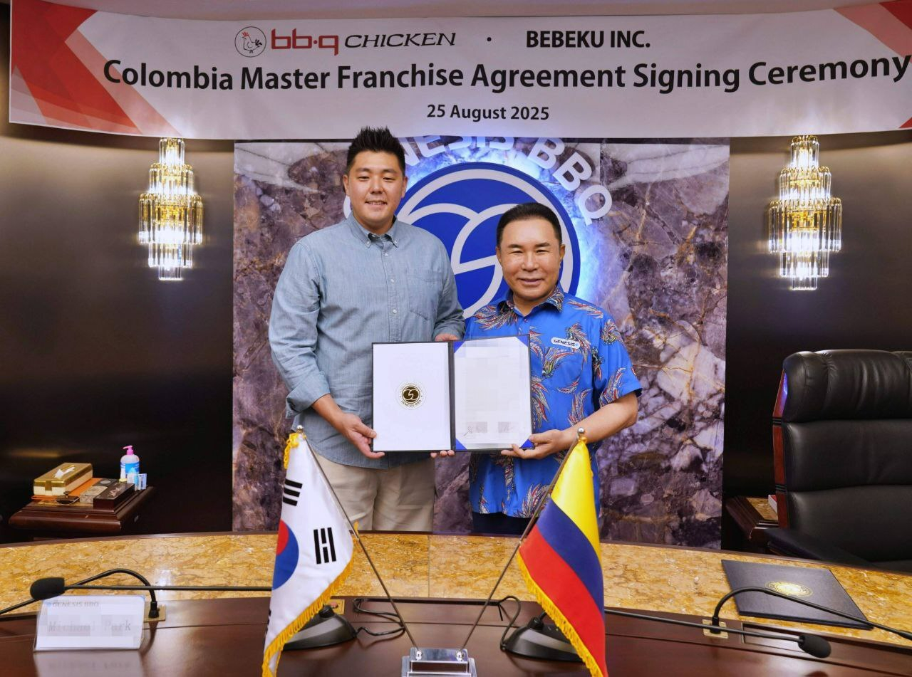윤홍근(오른쪽) 제너시스BBQ 그룹 회장과 마이클 박 베베쿠사 대표이사가 마스터 프랜차이즈 계약식에서 기념 촬영을 하고 있다. [사진=제너시스BBQ 그룹 제]