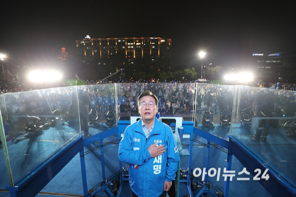 이재명 더불어민주당 대선 후보가 2일 오후 서울 여의도공원 문화의마당에서 애국가를 제창하고 있다. [사진=곽영래 기자]