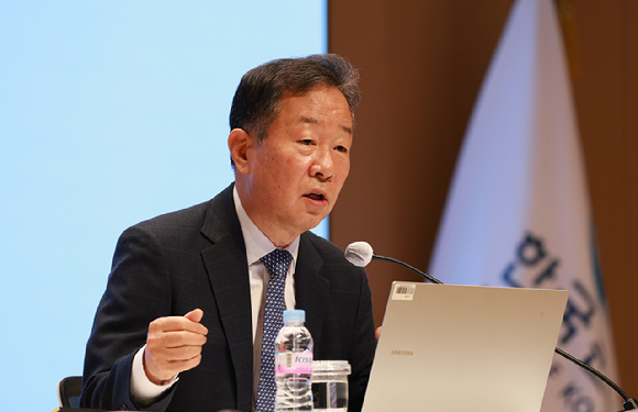  황건일 한국은행 금융통화위원이 지난해 9월 한국은행 본부에서 개최된 기자간담회에서 발언하고 있다. [사진=한국은행]